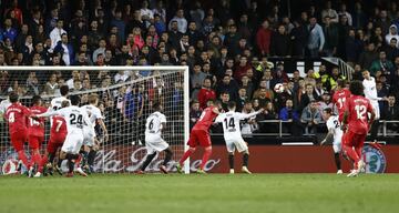 2-1. Karim Benzema marcó el primer gol.