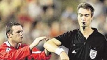 <b>ROJA. </b>Rooney se mofa de Nielsen, que le expulsó en El Madrigal.