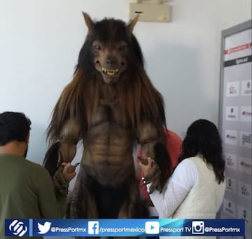 Guillermo del Toro y la ‘mascota’ de Lobos BUAP que explotó las redes