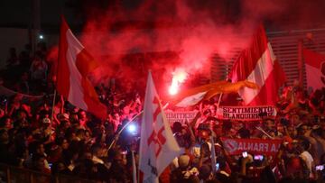 ¡Espectacular banderazo de la hinchada peruana en Montevideo!