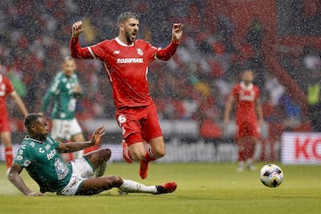 MEX4282. TOLUCA (MÉXICO), 02/11/2024.- Jaine Barreiro (i) del León disputa el balón con Joao Dias de Toluca este sábado, en un partido por la jornada 15 del torneo Apertura 2024 de la Liga MX, en el estadio Nemesio Diez de la ciudad de Toluca (México). EFE/ Alex Cruz