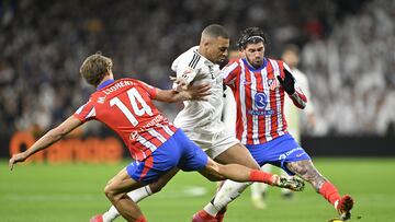 MADRID, SPAIN - FEBRUARY 8: Rodrigo de Paul (R) of Atletico Madrid in action against Kylian Mbappe (C) of Real Madrid during La Liga week 23 football match between Real Madrid and Atletico Madrid at Santiago Bernabeu Stadium in Madrid, Spain on February 8, 2025. (Photo by Burak Akbulut/Anadolu via Getty Images)