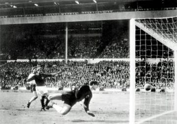 Polémico 'gol fantasma' de Geoffrey Hurst en la final del Mundial de 1966 Inglaterra - Alemania.