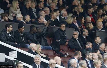 Mourinho regañó a Bailly por hacerse una foto en la grada