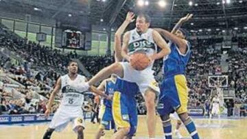 <b>REBOTE VERDINEGRO. </b>El DKV Joventut también ganó la batalla por los rebotes en el partido de ayer.