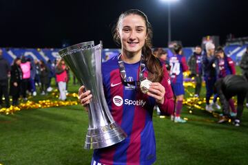 La jugadora del FC Barcelona, Bruna, con el trofeo de la Supercopa.