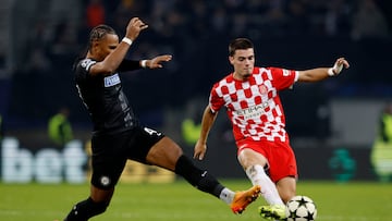 Soccer Football - Champions League - SK Sturm Graz v Girona - Worthersee Stadion, Klagenfurt, Austria - November 27, 2024 SK Sturm Graz's Emmanuel Aiwu in action with Girona's Miguel Gutierrez REUTERS/Borut Zivulovic