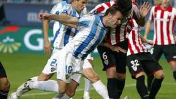 <b>LUCHA.</b> Apoño y San José chocan sus cabezas en un intento de hacerse con el balón.