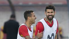 Diego Costa, junto a Thiago en un entrenamiento de la Selecci&oacute;n.