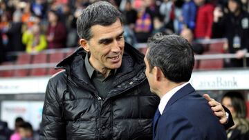 Mu&ntilde;iz saluda a Valverde antes del partido del Camp Nou.