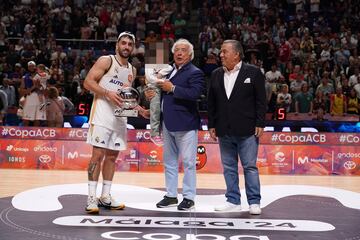 El grupo musical Los del Río entregan el trofeo MVP del partido a Facundo Campazzo.