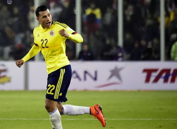 El defensa es el único jugador colombiano en ganar el premio al mejor jugador joven de la Copa América, en la edición 2015. El central anotó gol en la victoria ante Brasil, una de las cuatro que ha logrado la Selección en su historia.