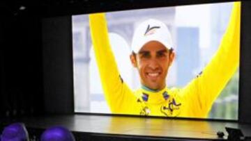 <b>NO ESTUVO, PERO SÍ ESTUVO. </b>Alberto Contador no acudió a París, pero fue protagonista tanto en las imágenes del Tour como en los corrillos y declaraciones.