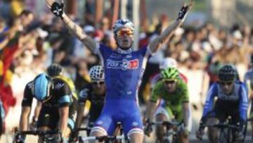 Arnaud Demare celebra la victoria en la última etapa del Tour de Qatar.