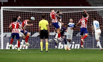 Saúl consiguió el gol con un cabezazo en el área para superar a Pacheco.