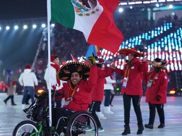 Las mejores im&aacute;genes de Arly Vel&aacute;squez, el &uacute;nico mexicano en la inauguraci&oacute;n de los Paral&iacute;mpicos de Invierno de Pyeongchan 2018. 