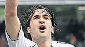 <b>ÍDOLO DEL BERNABÉU. </b>Cuando no hubo goles, Raúl puso el coraje.