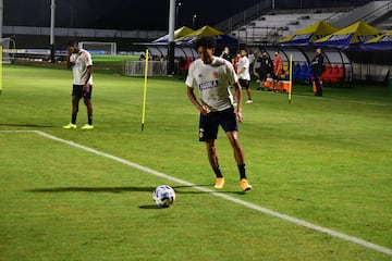 Colombia entrenó por última vez en la sede deportiva de Barranquilla antes de enfrentar este viernes a Venezuela por la primera fecha de las eliminatorias. Carlos Queiroz ultimó detalles tácticos para el partido y se vio a todos los jugadores bastante activos. Probaron definición, centros y defensa durante la jornada. 