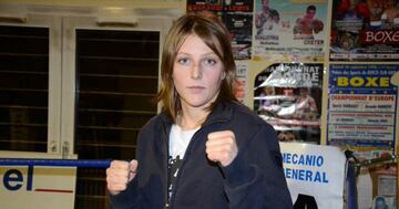 Julie Le Galliard, campeona sa del peso pluma en 2015, murió a los 31 años a causa de complicaciones derivadas de la COVID-19 tras pasar dos meses ingresada en el hospital de Marsella. Le Galliard había hecho campaña a favor de las vacunas y recibido la pauta completa, pero también padecía una enfermedad inmunosupresora. Fue miembro de la selección amateur de boxeo de Francia. Trabajaba como funcionaria para la Protección Judicial Juvenil del Ministerio de Justicia en Aviñón hasta que le paró su enfermedad.