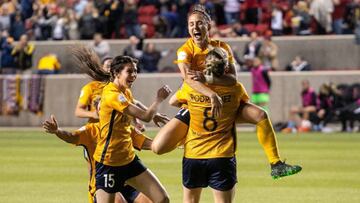 Vero celebra con Amy Rodriguez un gol de Utah Royals.