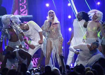 Cher fue la gran homenajeada de los Premios Billboard, en los que present¨® sus grandes ¨¦xitos y demostr¨® su estado de forma a los 71 a?os.