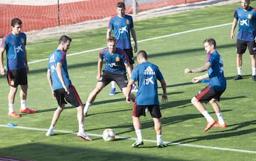 Busquets y Mario Hermoso.