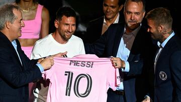 Argentine soccer star Lionel Messi (2nd L) is presented by (from R) owners of Inter Miami CF David Beckham, Jose R. Mas and Jorge Mas as the newest player for Major League Soccer's Inter Miami CF, at DRV PNK Stadium in Fort Lauderdale, Florida, on July 16, 2023. (Photo by CHANDAN KHANNA / AFP)