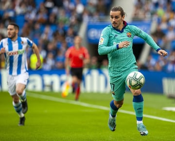 Antoine Griezmann conduciendo el balón. 