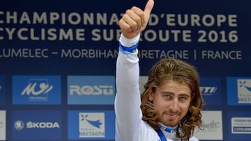 Peter Sagan celebra en el podio su título de Campeón de Europa de ciclismo en ruta.