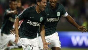 Los dos jugadores celebran ante Junior en el primer semestre.