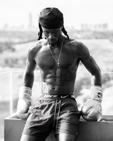 'Lizarazu', como así se le conoce amistosamente en el vestuario del Madrid, ha publicado un carrusel de fotos practicando boxeo.