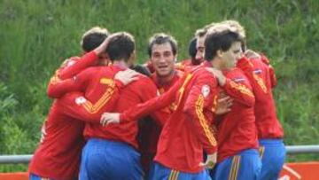 <b>ALEGRÍA. </b>Los jugadores españoles felicitan a Bernat tras el 0-1.