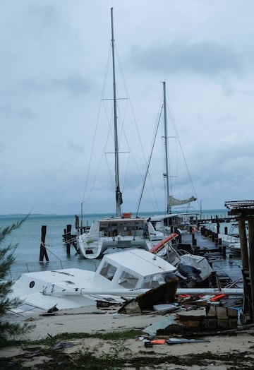 Una vista muestra los daños causados ​​por la tormenta tropical Helene en Puerto Juárez, Cancún.