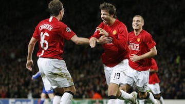 Piqué celebra un gol con Carrick en el United.