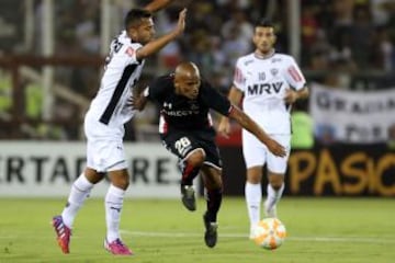 Humberto Suazo destacó en el primer tiempo. Le entregó un gran pase a Paredes que definió mal.