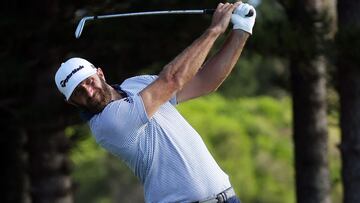 Dustin Johnson golpea la bola durante la última jornada del Sentry Tournament Of Champions en el Kapalua Plantation Course de Kapalua, Hawaii.