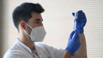 A medical worker prepares a Moderna vaccine Covid-19 at the Hospital Sant Joan de Deu in Barcelona on January 16, 2021. - With daily coronavirus infections hitting a record high after the Christmas holidays, several Spanish regions moved Friday to further tighten restrictions on social life. (Photo by Josep LAGO / AFP)