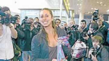 <b>SONRISAS Y LÁGRIMAS. </b>Una emocionada Gemma Mengual muestra sus seis medallas en El Prat.