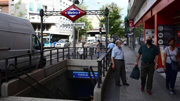 GRAF5761. MADRID, 17/09/2020.- varias personas caminan por la Avenida de la Albufera de Vallecas en este barrio madrileño este jueves. La Comunidad de Madrid prepara confinamientos selectivos y nuevas restricciones a la movilidad y concentración de personas para intentar frenar el avance creciente de la covid-19. La situación es especialmente preocupante en Puente de Vallecas, Villaverde, Usera, Carabanchel y en otras zonas de Madrid capital como Ciudad Lineal, San Blas o Centro, y en municipios como Parla, Alcobendas o Fuenlabrada. EFE/ Vítor Lerena