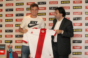 En la temporada 2013/14 y tras realizar gran parte de la pretemporada con el club rojiblanco, se acordó su cesión al Rayo Vallecano hasta final de temporada, dentro de la operación de traspaso de Leo Baptistao al Atlético.