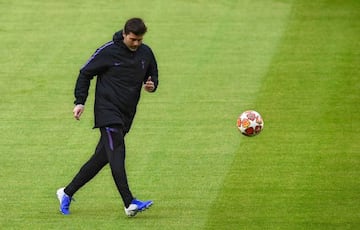 Tottenham Hotspur's Argentinian head coach Mauricio Pochettino