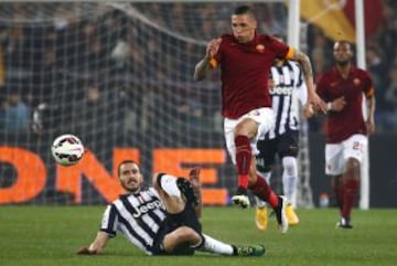 Jose Holebas supera a Leonardo Bonucci por la banda izquierda de la Roma.