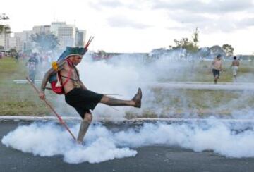 Los pueblos nativos de diferentes tribus de Brasil protestaron contra la política indígena del gobierno y de los costes de la Copa del Mundo de 2014. Los cuerpos de seguridad lanzaron gases lacrimógenos para evitar que los manifestantes se acercaran al estadio Mane Garrincha de Brasilia donde se exhibía la Copa del Mundo. 