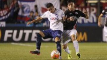 Sebasti&aacute;n Ribas y Sebasti&aacute;n Porras pugnan por un bal&oacute;n durante el encuentro de Copa Libertadores entre Nacional y River Plate de Montevideo.