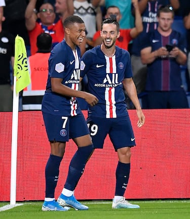 Sarabia comenzó en las categorías inferiores del Real Madrid y debutó con el primer equipo en en diciembre de 2010. En julio de 2019 fichó por cinco temporadas con el París Saint-Germain donde coincidió con Mbappé.
