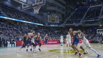 Campazzo lanza a fallar el segundo tiro libre tras anotar el de la victoria para que los 2,9 segundos que quedaban en el marcador pasaran rápido y el Baskonia no tuviera opción.