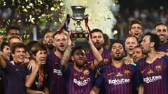 Barcelona&#039;s Argentinian forward Lionel Messi (C) carries the cup as they celebrate at the end of the Spanish Super Cup final between Sevilla FC and FC Barcelona at Ibn Batouta Stadium in the Moroccan city of Tangiers on August 12, 2018. - Barcelona d