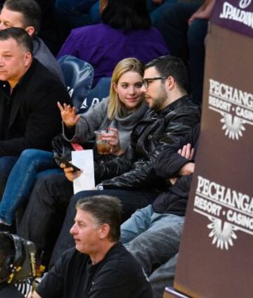 Ashley Benson (Hanna Marin en Pequeñas mentirosas) presencia el Lakers-Suns en el Staples Center.