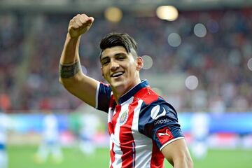 Alan Pulido. El mejor centro delantero mexicano de la actualidad, surgido de la cantera de Tigres, viajó a Europa para cumplir su sueño de jugar en el viejo continente y regresó como el fichaje más caro en la historia del Guadalajara y el fútbol azteca. 26 años.