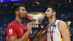 Los hermanos Willy y Juancho Hernangómez besan el trofeo. 